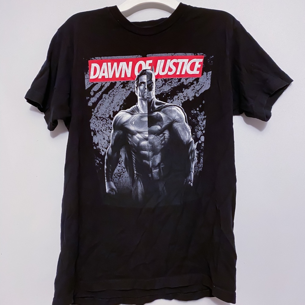 Medium Batman vs Superman Dawn of Justice t-shirt